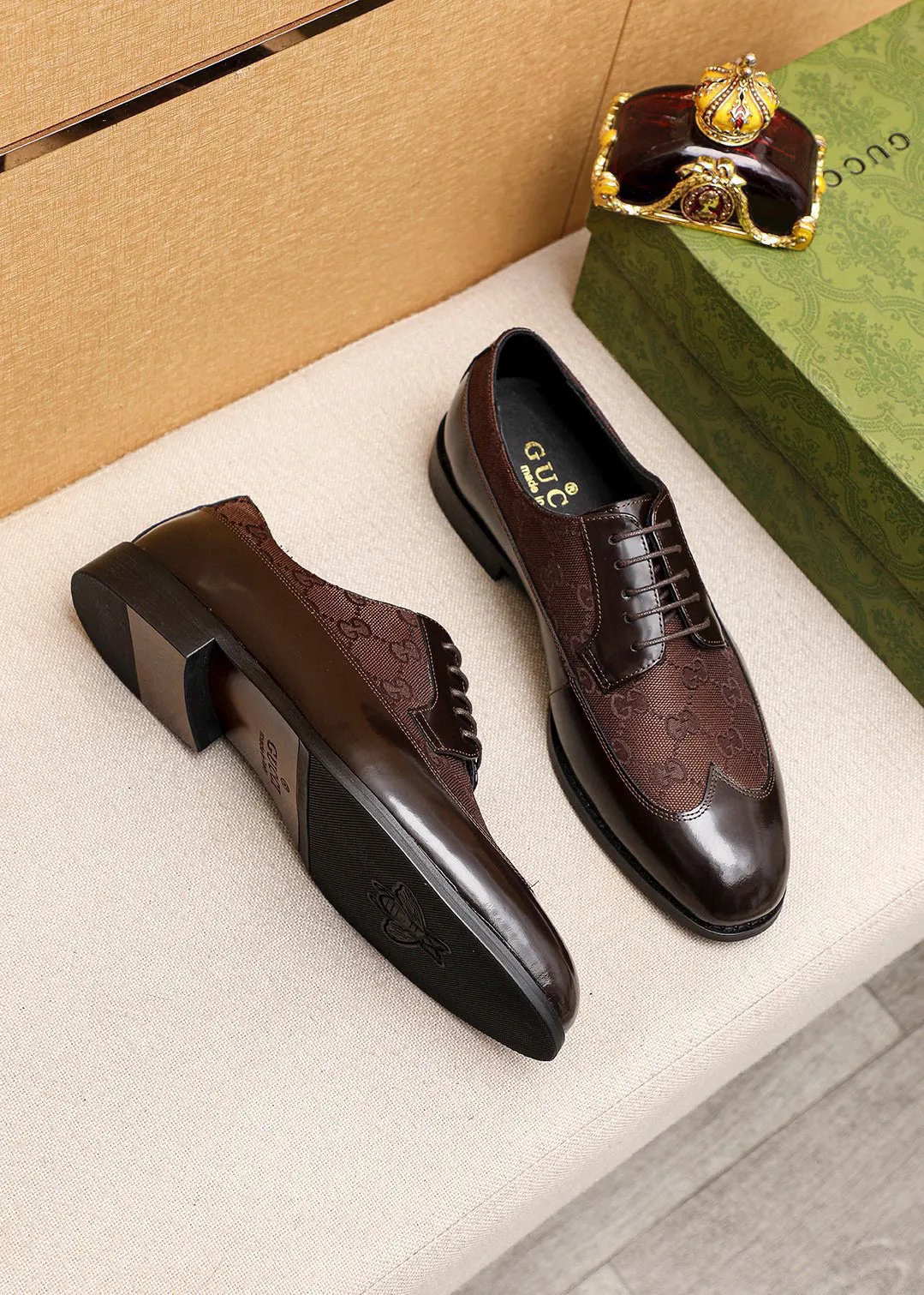 Men's shoes 💰460 💐 Product trademark: GUCCI "Gucci" business leather shoes Regular size: 38-44 (45🉑️customized) Product materials: Selected imported first-layer open-edge beaded cowhide leather upper, imported water-dyed cowhide leather lining. Strong three-dimensional visual effect, combined outsole Color: 2⃣️colors available